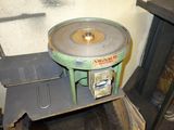 une machine posée sur une table dans une pièce