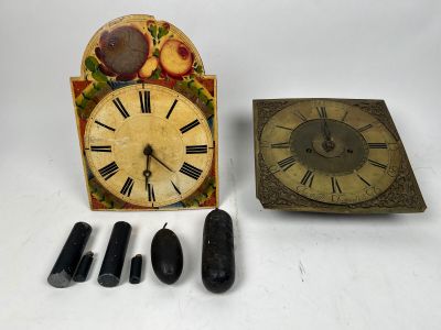 une petite horloge et une petite boîte de cailloux sur la table