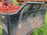 un tracteur équipé d'une charrue, dans l'herbe