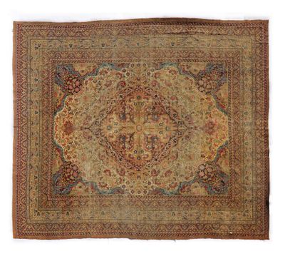 tapis persan antique à motif de médaillon sur fond beige