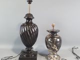 deux vases noirs et blancs posés l'un à côté de l'autre sur une table
