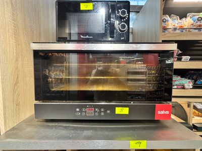 un micro-ondes posé sur une table dans un magasin