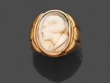 une bague en or ornée d'un motif représentant un bébé au centre