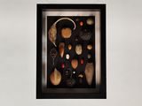une photo d'un cadre-vitrine contenant divers objets