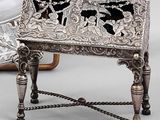 un plateau en argent orné d'un miroir et une petite table sur laquelle est posé un miroir