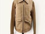 une photo d'une veste beige sur un mannequin