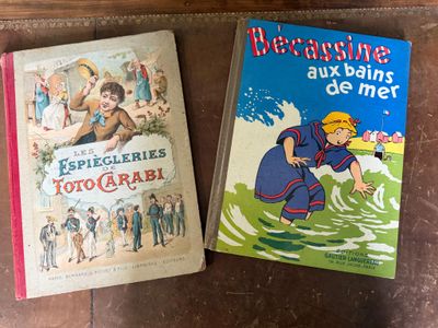 deux livres posés sur une table