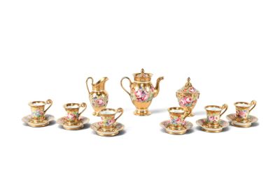 un ensemble de services à thé et à café miniatures posés sur une surface blanche