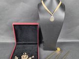 Ensemble composé d'un collier et de boucles d'oreilles plaqués or, présenté dans un coffret en velours noir
