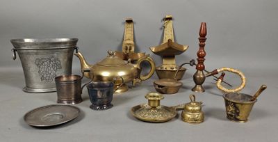 de nombreux objets en argent et en laiton de toutes sortes posés sur la table