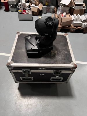 un appareil photo posé sur un coffret dans une pièce