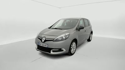 La voiture grise est garée dans une pièce blanche au sol blanc.