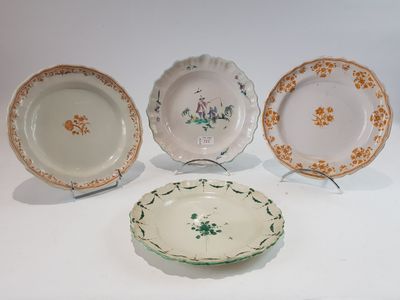 trois assiettes à motifs floraux posées sur une surface blanche