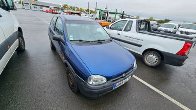 voitures garées sur un parking, à côté d'autres véhicules