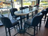 des tables et des chaises dans un restaurant donnant sur la rue