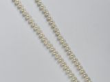un collier de perles muni d'un fermoir en or