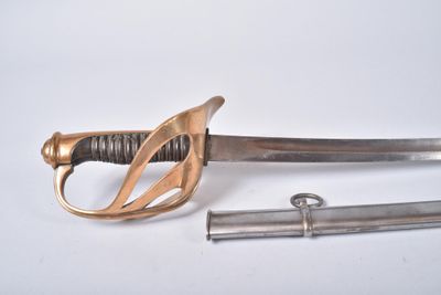 une épée et un couteau posés sur une surface blanche