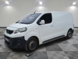 la photo d'une camionnette blanche garée dans une pièce