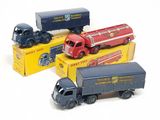 quatre camions miniatures et un camion dans une boîte