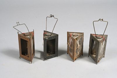 trois petits objets métalliques sont posés sur une surface blanche