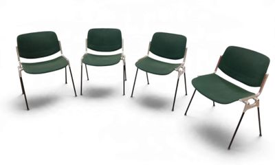 quatre chaises vertes sont disposées en cercle sur une surface blanche