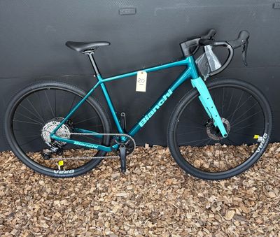 un vélo garé contre un mur devant un immeuble