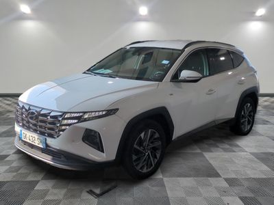 le 4x4 blanc est garé sur le sol en damier d'un garage