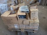 une pile de boîtes sur une palette dans un entrepôt