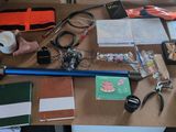 une table sur laquelle se trouvent de nombreux objets