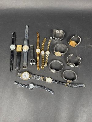 de nombreux types de montres et de bracelets disposés sur une table