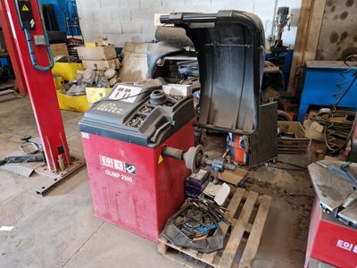 a machine that is sitting on a pallet in a garage