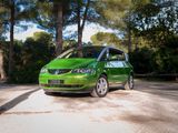 une voiture verte garée sur le parking