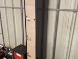 une grande armoire métallique au milieu d'un garage