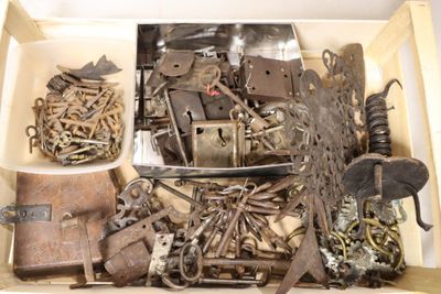 une boîte remplie d'objets métalliques divers