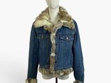 veste en jean avec col et poignets en fourrure, présentée sur un mannequin