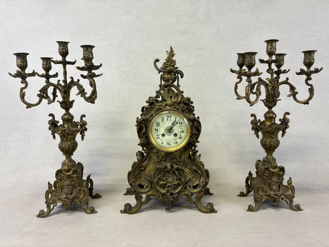 Garniture de cheminée Napoléon III de style rocaille en bronze à 