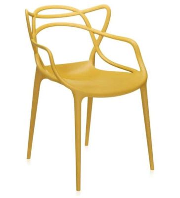 la chaise en plastique jaune a un accoudoir tordu et une assise tordue
