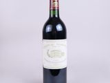 gros plan d'une bouteille de vin rouge sur fond blanc