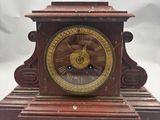 une horloge en bois posée sur une table