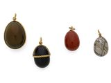 un ensemble de quatre pendentifs de formes et de tailles différentes