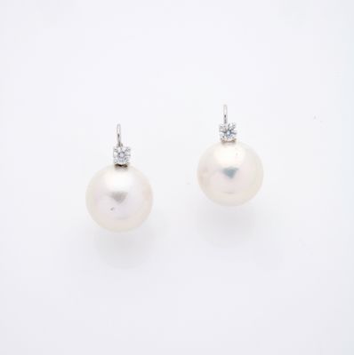 paire de boucles d'oreilles en perles et diamants sur fond blanc