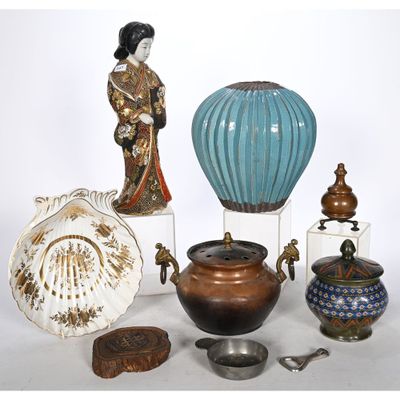 un grand nombre d'objets différents posés sur une table