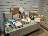 une table sur laquelle se trouvent de nombreux produits médicaux