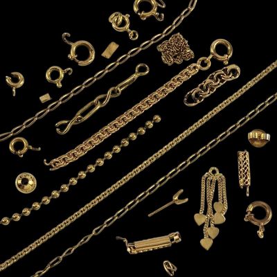 un gros plan sur un assortiment de bijoux en or sur fond noir