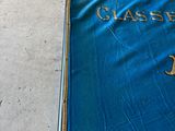 une bannière bleue avec une inscription en or sur le sol