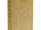un gros plan d'un livre à la couverture marron sur fond blanc
