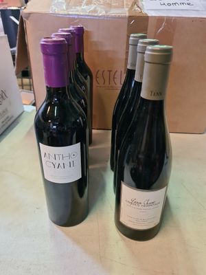 deux bouteilles de vin posées l'une à côté de l'autre sur une table