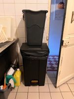 2 POUBELLES en pvc noir dont une à pédale.