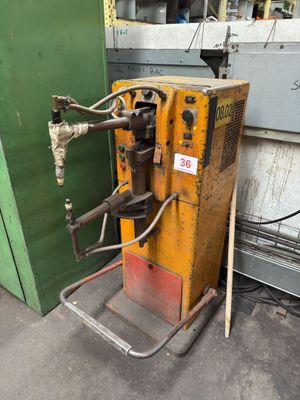 a machine that is sitting next to a green wall