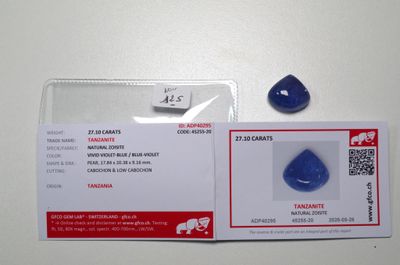une photo d'une carte de visite sur laquelle figure une larme bleue